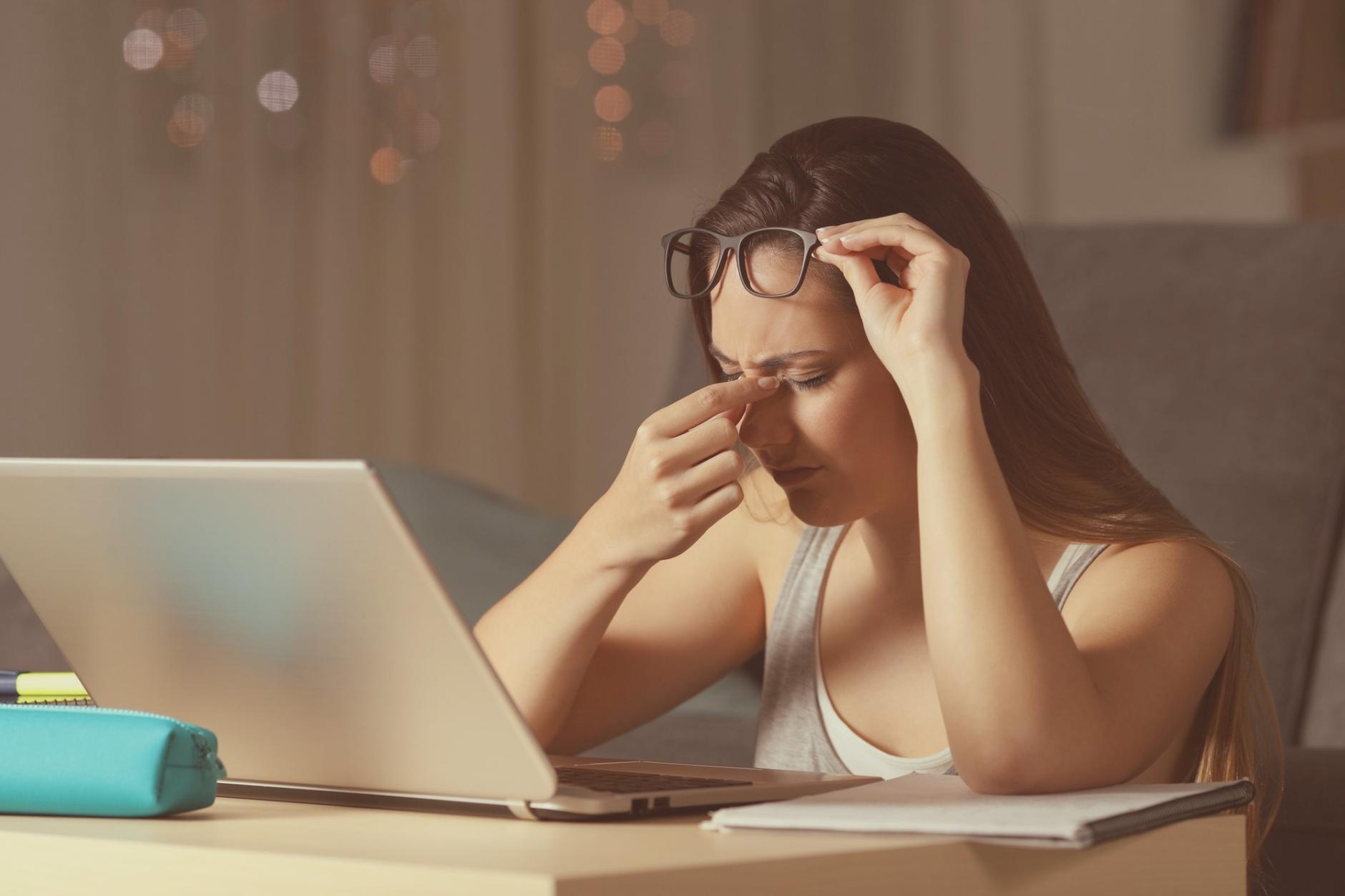 Estudiantes trabajando en proyectos prácticos durante el programa
