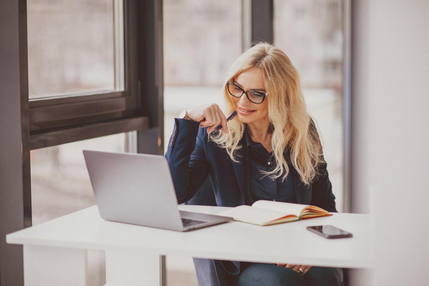 Estudiante siguiendo instrucciones estructuradas
