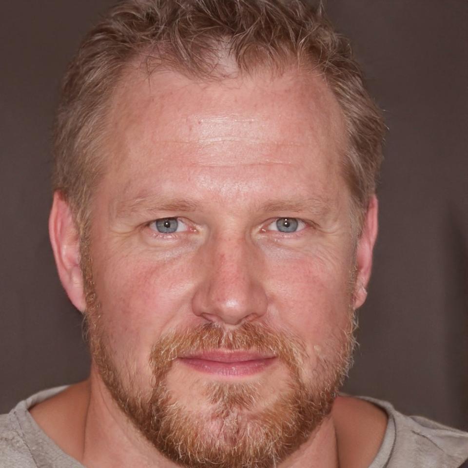 Instructor explicando conceptos técnicos durante sesión práctica